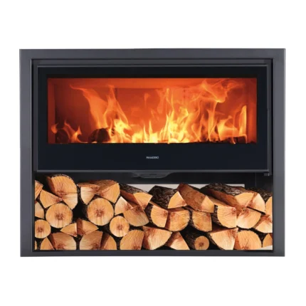 Produktbeschreibung Der Kaminofen der Marke Panadero besticht durch seine schöne Optik, die sich in alle Wohnräume wunderbar einfügt. Mit einer maximalen Heizleistung von 8 kW sorgt er für eine warme und gemütliche Atmosphäre in der kalten Jahreszeit und beheizt Räume bis 240 m³ mühelos. Kaminofen mit moderner & glänzender Verkleidung aus Stahl Stahl zeichnet sich durch seine robusten und langlebigen Eigenschaften aus und fügt sich aufgrund der glänzenden und glatten Oberfläche besonders schön in ein modernes Wohnambiente. Außerdem ist die Wärmeaufnahme und -abgabe in den Raum sehr gut, wodurch dein Wohnraum von einem Kaminofen mit Stahlverkleidung besonders schnell aufgeheizt wird. Der Wirkungsgrad des Kaminofens liegt bei 80,7 %. Zeitbrandofen für die Verwendung mit Scheitholz & Holzbriketts Durch die flache Konstruktion des Brennraums muss das Brennmaterial zwar häufiger nachgelegt werden, die Wärme im Raum kann so aber genauer gesteuert werden als bei Dauerbrandöfen, da die volle Nennwärmeleistung nach Abbrand des Brennstoffes dadurch lediglich 45 Minuten erhalten bleibt. Als Brennstoffe eignen sich Scheitholz & Holzbriketts. So bist du nicht auf ein Brennmaterial festgelegt. Schwedenofen mit Scheibenspülung Die Scheibenspülung, die einen Luftstrom entlang der geraden Scheibe führt und diese dadurch aufheizt, sorgt dafür, dass sich weniger Ruß auf der Scheibe ablagert, die Sicht auf die Flammen somit stets frei bleibt und das Sichtfenster seltener gereinigt werden muss. Die Form der Scheibe unterstützt das geradlinige Design des Kamins. Sicherer Kaminofen: Technische Details im Überblick Der Wohnzimmerkamin erzeugt pro Sekunde 6,7 g Abgase mit einer Temperatur von 239 °C, die mit einem Förderdruck von mindestens 0,12 mbar über den Schornstein abgeleitet werden müssen. Die Staubemission liegt bei 30 mg/m³. Der Anschluss für das Rauchrohr befindet sich oben und hat einen Durchmesser von 150 mm. Für detaillierte Informationen bezüglich der Installation und der generellen Voraussetzungen zur Verwendung eines Kaminofens konsultiere bitte einen Fachmann.